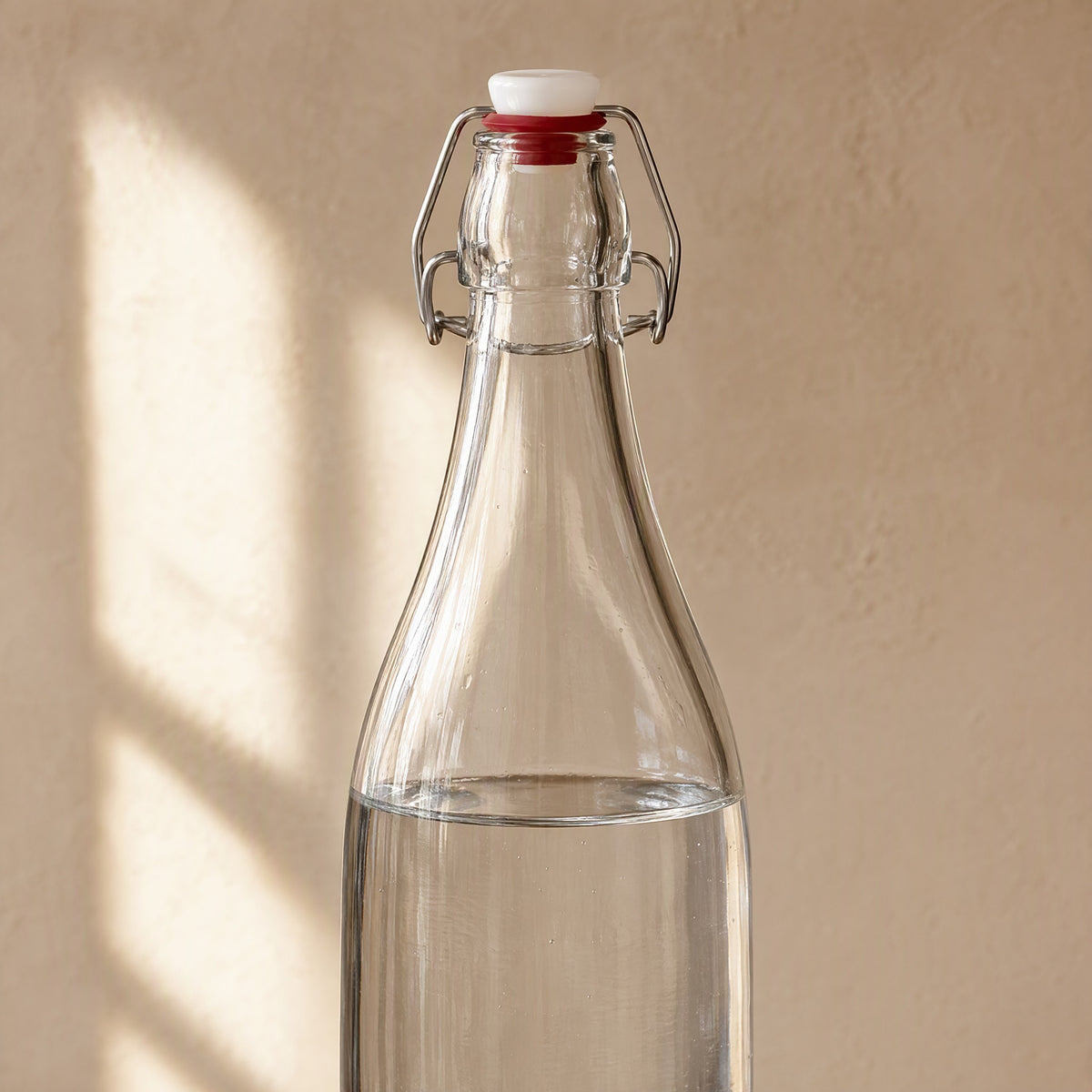 Sipclasp™ Glass Beverage Bottle With Buckle Cap, material and detail close-up