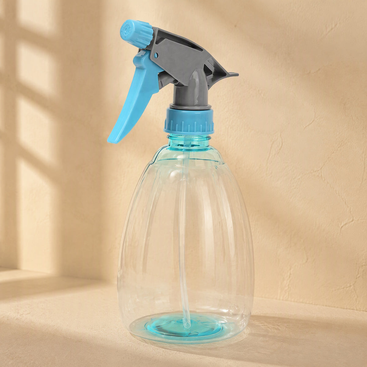 Clearpour™ Transparent 500 ml Watering Can, material and detail close-up