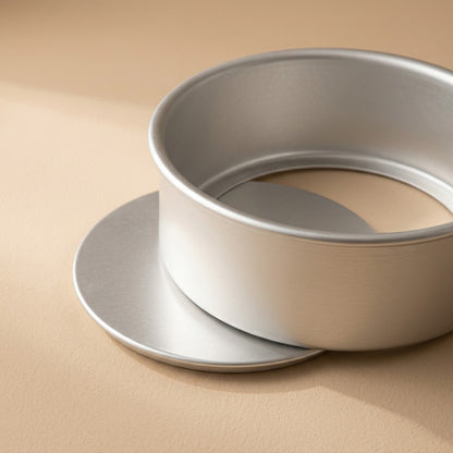 Tinbake™ Round Aluminum Cake Mold, material and detail close-up