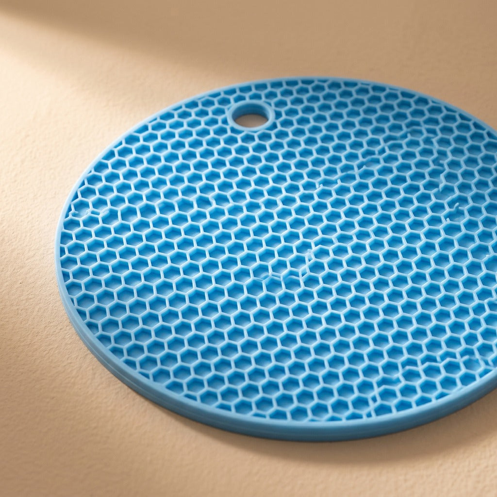Trivetguard™ Round Dining Table Mat for Heat Insulation, material and detail close-up