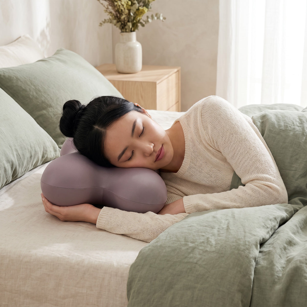 Sidecradle Side Sleeper Support Pillow: in use