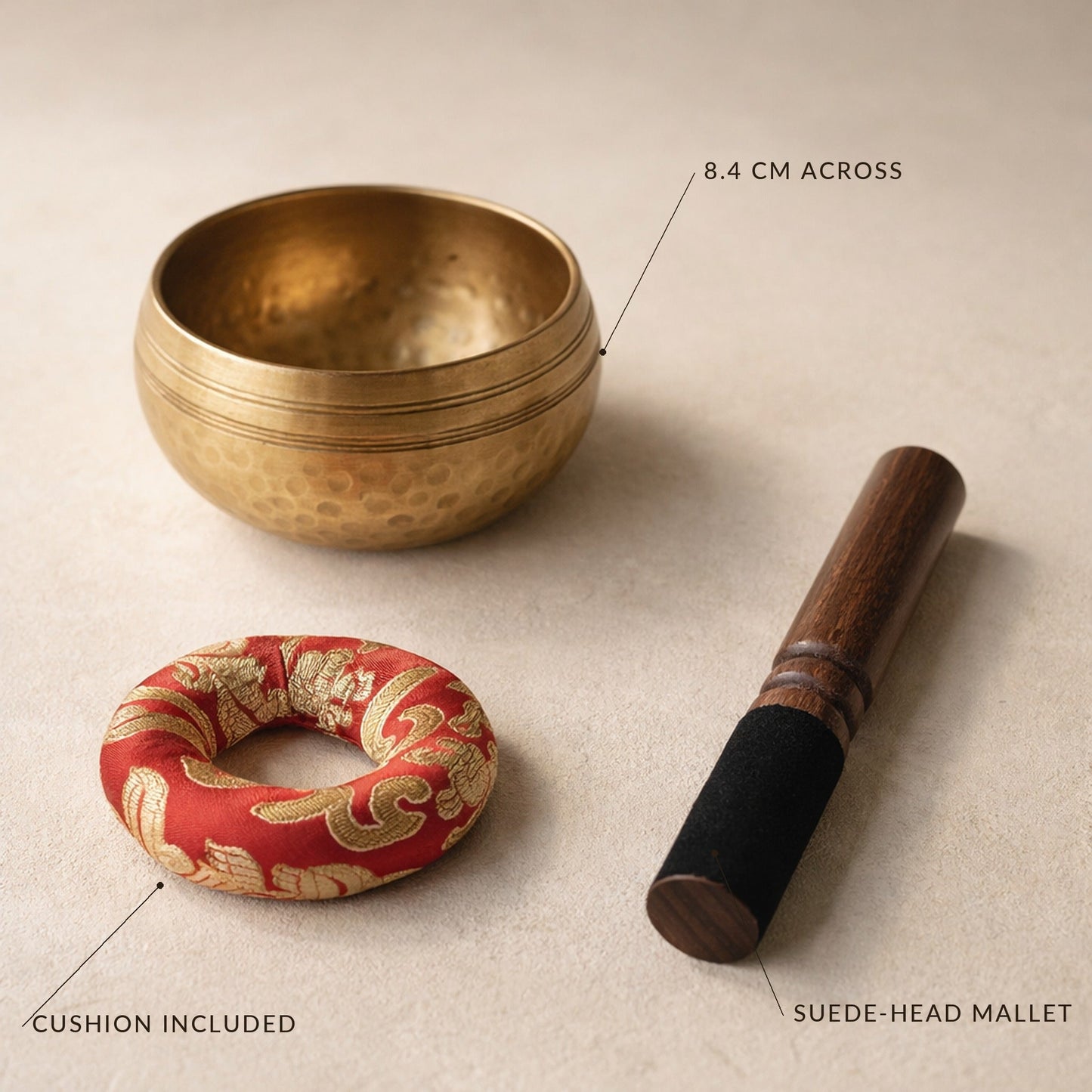 All three pieces laid out — 8.4 cm bowl, brocade ring cushion and suede-head mallet — with size and contents labelled