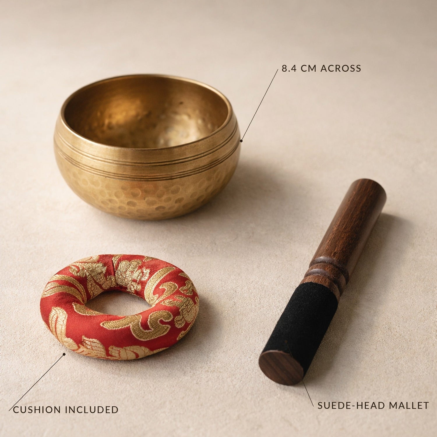 All three pieces laid out — 8.4 cm bowl, brocade ring cushion and suede-head mallet — with size and contents labelled